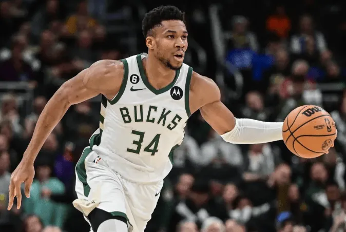 九游体育app-阿德托昆博半场5投2中，罚球4中4得到8分7篮板5助攻